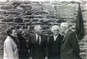 Dévoilement de la plaque commémorative au château de Brest (1975)