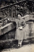 Andrée Boulaire devant les escaliers du cours Dajot à Brest