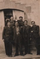 1945, Joseph Tassin (à gauche) fête la libération avec ses 2 frères (en haut) (...)
