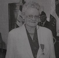 Remise de la Légion d'honneur à Simonne Idot en 2003