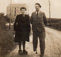 Marie Le Got et son époux Jean Tromelin devant le moulin de Pont (...)