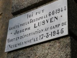 Plaque commémorative ornant son domicile à Ploudalmézeau