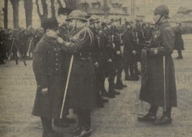 Le Colonel Fonferrier remettant des fourragères au 2ème RIC à Brest (Févirer (...)