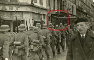 Défilé de soldats allemands devant le Café de la Rade
