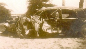 Etat de la voiture après l'accident du 24 avril 1944