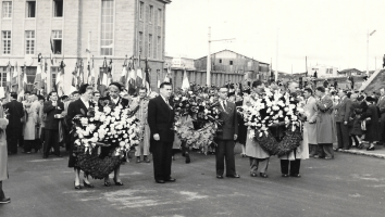 Commémoration à Brest, la famille Lapiquonne déposant une gerbe en mémoire de (...)